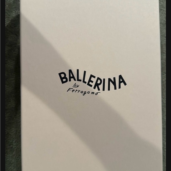 Salvatore Ferragamo Black Flats with Elegant Design - Picture 4 of 6